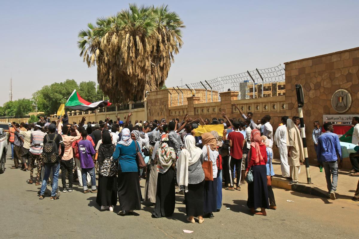 Photo of ሱዳናዊያን ካርቱም በሚገኘው የግብፅ ኢምባሲ ፊት ለፊት ተቃውሟቸውን ገለፁ፡፡